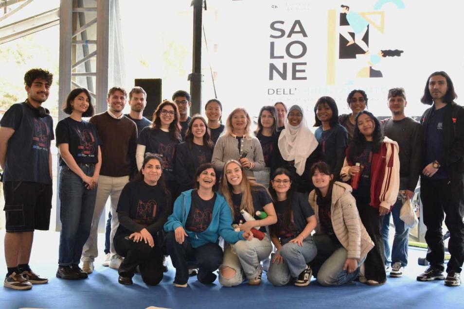 Studenti e studentesse insieme con la docente Alessandra Ragusa